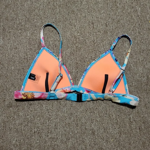 Triangl Medium Baiting Suit Top - Picture 2 of 4